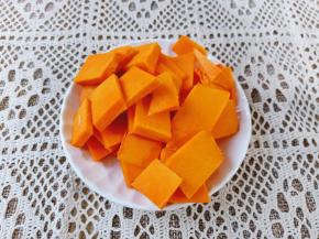 南瓜削皮切小块上锅蒸熟。
