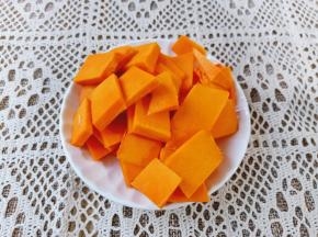 南瓜削皮切小块上锅蒸熟。