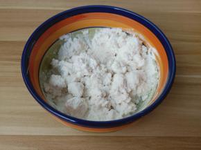 糯米粉加温水搅拌成颗粒状。