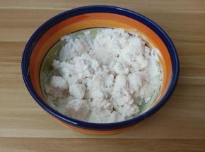 糯米粉加温水搅拌成颗粒状。