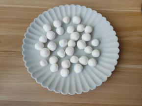 糯米粉团搓成长圆形切小粒，再把粉团放入手心搓成圆形。