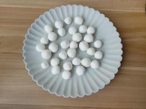 糯米粉团搓成长圆形切小粒，再把粉团放入手心搓成圆形。