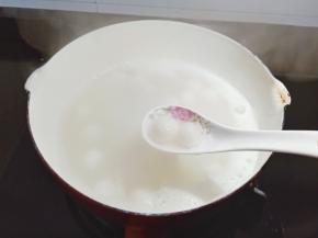 锅里放适量的清水烧开，放入小圆子煮至浮起捞出。