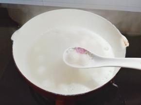 锅里放适量的清水烧开，放入小圆子煮至浮起捞出。