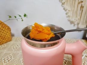 蒸熟的南瓜放入破壁机，搅拌成泥状。