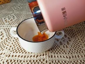 搅拌好的南瓜泥倒入碗里。