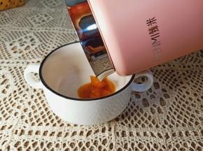 搅拌好的南瓜泥倒入碗里。