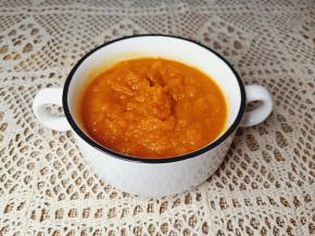 搅拌好的南瓜泥加一点白糖。