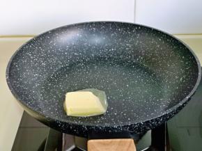 起锅，加入黄油，小火融化。