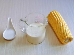 将玉米去皮，我放了3g白砂糖，可以根据个人喜好选择加与不加。