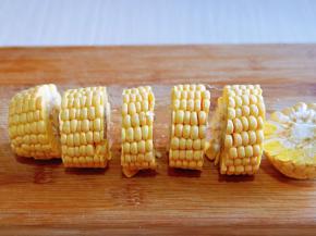 玉米用冷水冲洗，再切成小段。