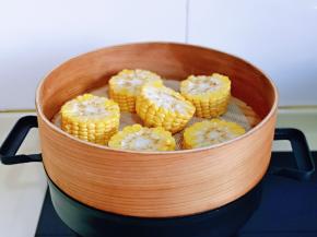 放入蒸锅中，隔水蒸熟。