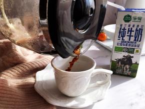 将制作好的热咖啡倒入咖啡杯内。