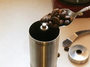 烘焙成熟的咖啡豆，养豆一周后的口感最佳，这也是自己烘焙咖啡豆的优点，可以在最佳的时间品尝到最美的口感。我选用手动研磨，最大程度保留咖啡豆的香气。