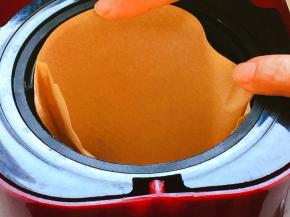 我在老妈家，所以没法使用意式浓缩咖啡机，而用了美式滴漏式的咖啡机，垫好滤纸，这一步也同样重要，否则会有残渣影响口感。