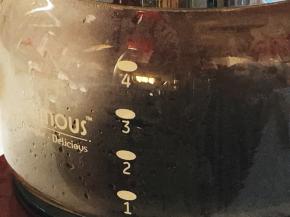 打开咖啡机电源，会看到浓浓的咖啡一滴滴慢慢地滴落进接杯内。