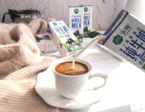 五、将乐荷有机全脂牛奶加入咖啡中，一杯醇香浓郁的奶咖就做好了，这是我每天醒来最美好的时光，我称之为：我的咖啡时光。有了乐荷有机全脂牛奶，为我的咖啡增加了浓浓的奶香及醇厚的口感，妙极了。