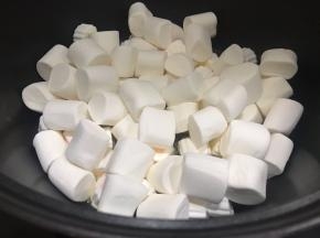 倒入棉花糖，翻炒到融化。