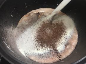 倒入奶粉和可可粉，炒到融化。