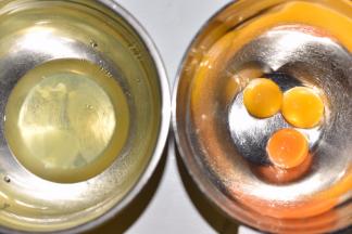 蛋黄与蛋清分离。