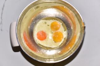 蛋黄里加入15克糖，牛奶与玉米油，搅匀。