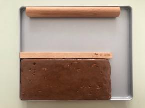 放入不粘盘中整形。