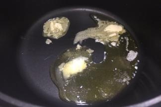 牛轧糖放入不粘锅中，小火融化。