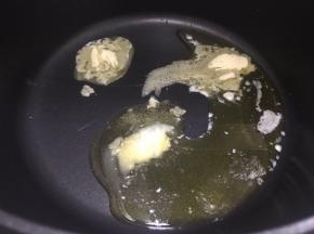 牛轧糖放入不粘锅中，小火融化。