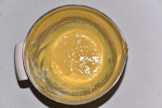 筛入低筋粉搅匀，备用。