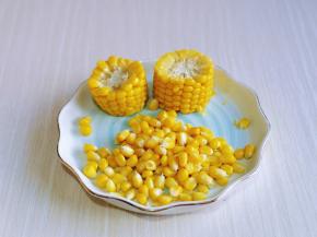 蒸熟的玉米将玉米粒搓下来。