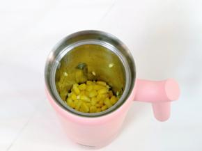 搓好的玉米粒用破壁机配带的量杯，量3杯。