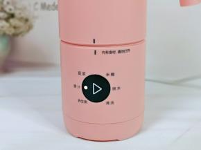 启动果汁键，这款机器特别实用，小身材大用途，冷热均可，一键清洗，智能控温，工作时也不会溢出，大爱。