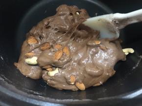 倒入花生和蔓越莓。