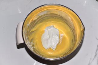 蛋白糊分三次加入蛋黄糊中，翻拌均匀。