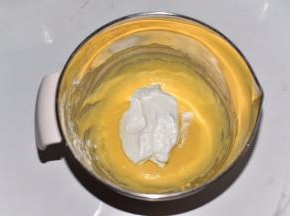 蛋白糊分三次加入蛋黄糊中，翻拌均匀。