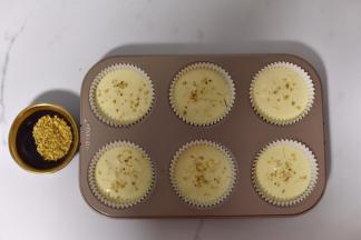 倒入杯子蛋糕模具，表面撒上干桂花。
