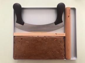 平整后，放入冰箱冷藏定型。