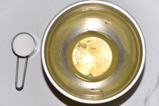 蛋清用电动打蛋器高速打发，30克糖分三次加入。