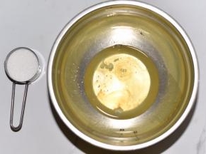 蛋清用电动打蛋器高速打发，30克糖分三次加入。