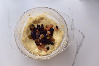 面团按扁，中间包入蜜红豆，擀成1.5厘米的厚片。