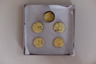 用模具切出圆形，放入烤盘中。