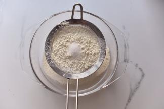 低筋粉、盐、糖、泡打粉过筛。