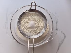 低筋粉、盐、糖、泡打粉过筛。