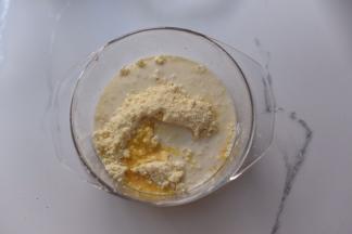 加入牛奶和蛋液，揉成面团（不需要出膜，光滑可成团即可）。