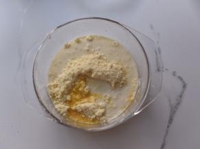 加入牛奶和蛋液，揉成面团（不需要出膜，光滑可成团即可）。