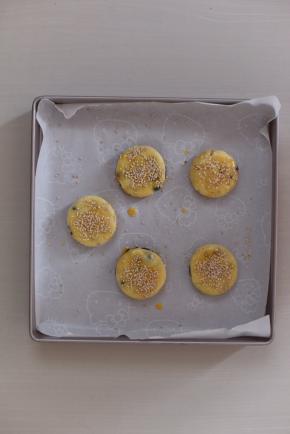 表面刷蛋液，撒白芝麻。