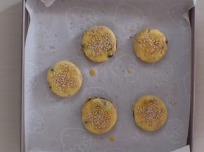 表面刷蛋液，撒白芝麻。