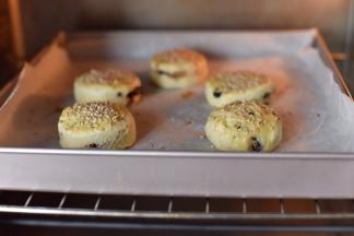 烤箱预热180度，烘焙20分钟。