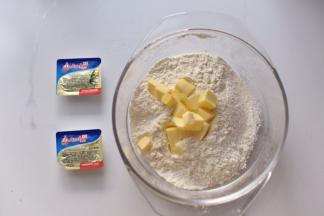 加入冷藏后的黄油块。