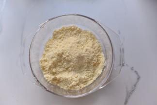 用手搓成粗粒状。